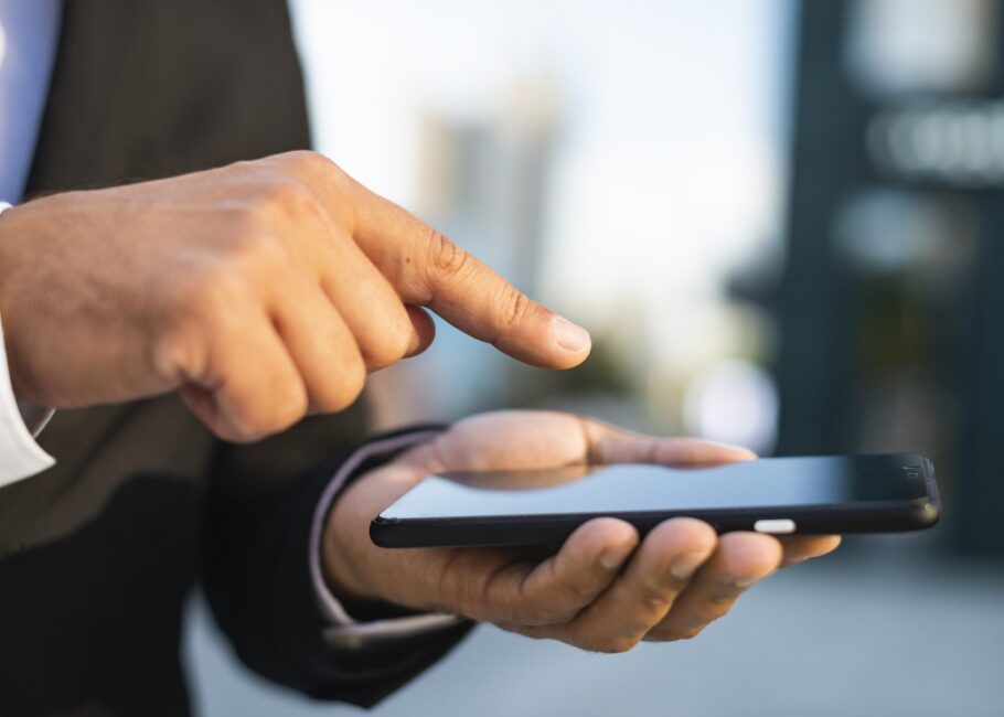 close-up-outdoor-businessman-mobile-phone